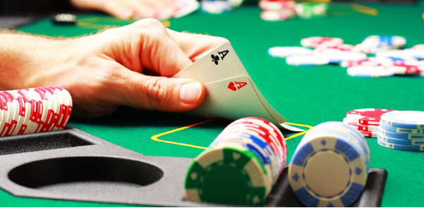 Luôn có 1 ký hiệu hình tròn với chữ D trên mỗi bàn poker